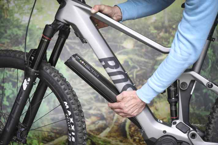 The battery is secured with a lock and then folds forwards out of the down tube in the classic manner.