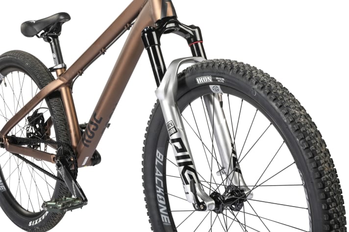Mit einer UVP von rund 1000 Euro ist die Rockshox Pike DJ die mit Abstand teuerste Gabel im Test. Rose verbaut sie in einem kaum teureren Komplettbike. Auf dem Pumptrack ist der Performance-Vorsprung minimal.