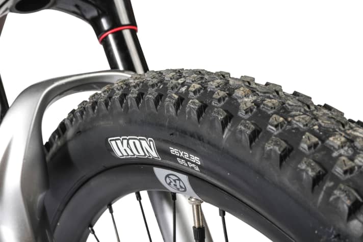 A little more tread on the front wheel of the Rose The Bruce also gives you confidence on dirt pump tracks. In practice, there is no noticeable difference in rolling resistance.
