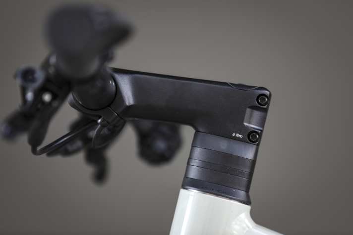 Der Vorbau fällt für unsere Begriffe etwas lang aus und ist wegen der integrierten Kabelführung schwierig zu wechseln.