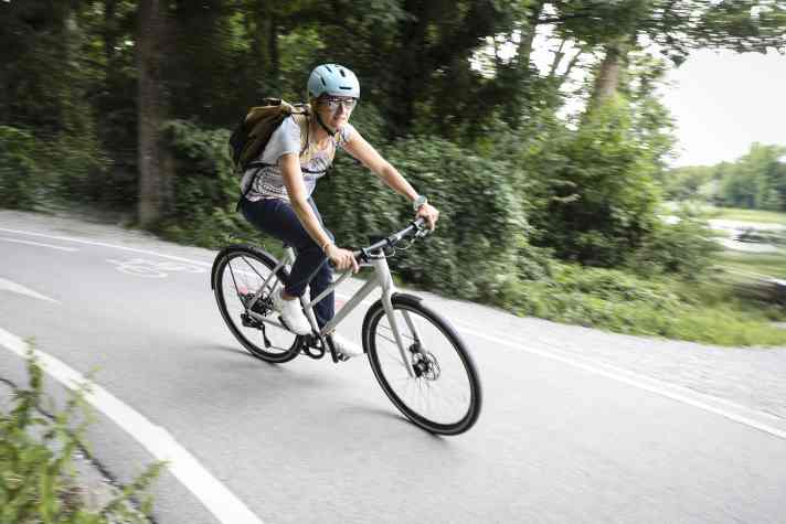 In her element. MYBIKE editor-in-chief Barbara Merz-Weigandt and the Rose Sneak 3 EQ in sporty action.
