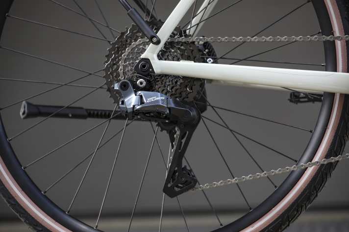 The eleven gears are shifted by the familiar Cues Di2 shifting system.