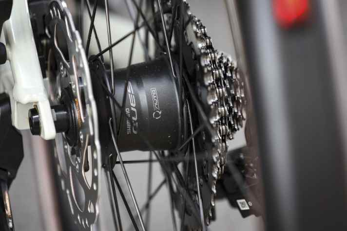 Shimano Q'Auto versorgt die Cues-Di2-Schaltung über eine besonders leichtgängige Dynamo-Nabe mit Strom.