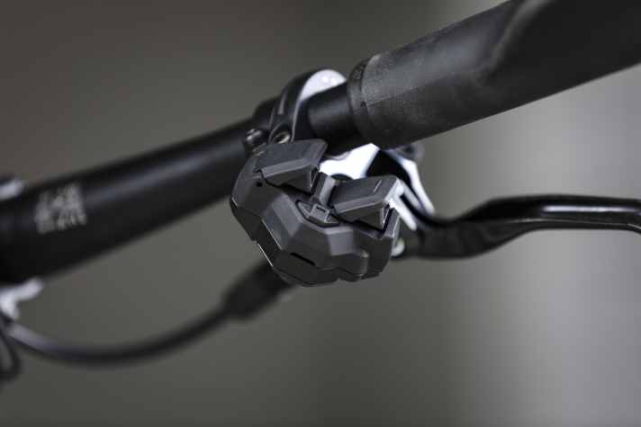The trigger can also be used to intervene manually in automatic mode. The small button between the large buttons switches the automatic mode on and off.