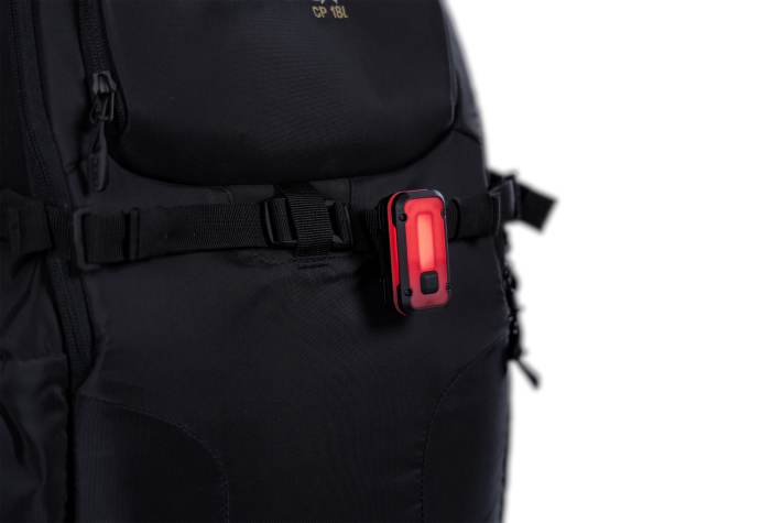 Das Rotlicht Pro gibt es auch in einer Clip-On-Variante für die Montage an Rucksäcken oder Taschen.