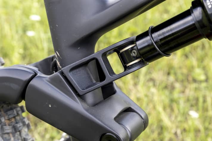 Hauptrahmen und Hinterbau sind aus Carbon. Nur der Dämpfer-Yoke ist aus Aluminium. Aber auch dort wurde weggefräst, was nicht sein muss. So schafft es das Rotwild auf sein leichtes Gewicht.