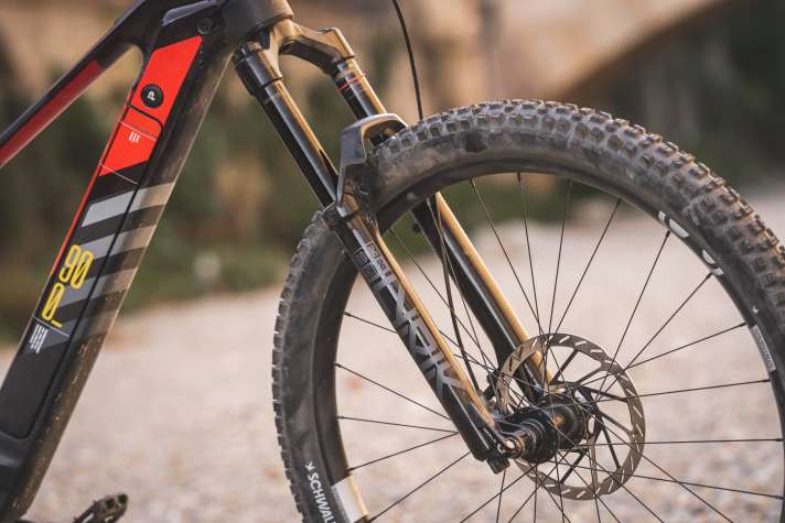 A Lyrik Select+ with Rockshox high-quality Charger 3 damping works at the front.