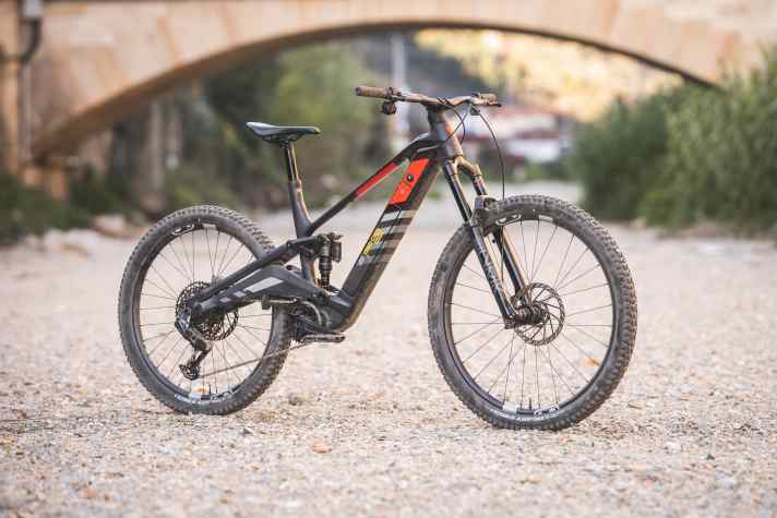 The large battery can be removed in seconds - the unique selling point of the Rotwild R.EX 900.