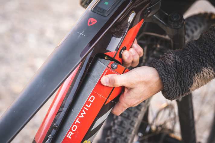 Close to perfect: the battery is simply unlocked with a push button and folded out to the side.