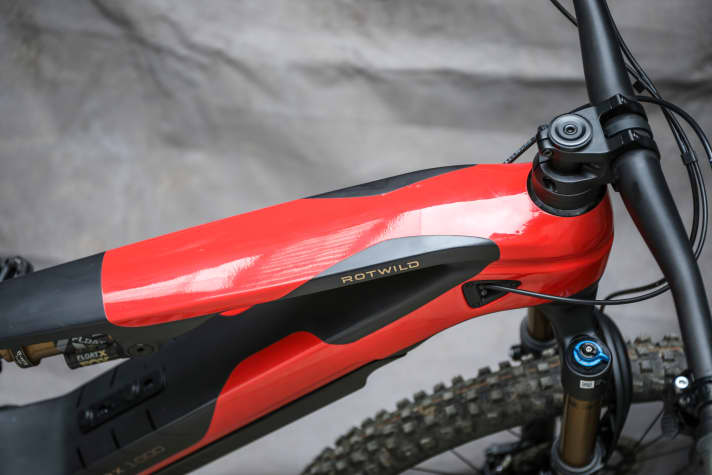 The massive front section of the voluminous carbon frame comes from the well-known Rotwild R.X 750.