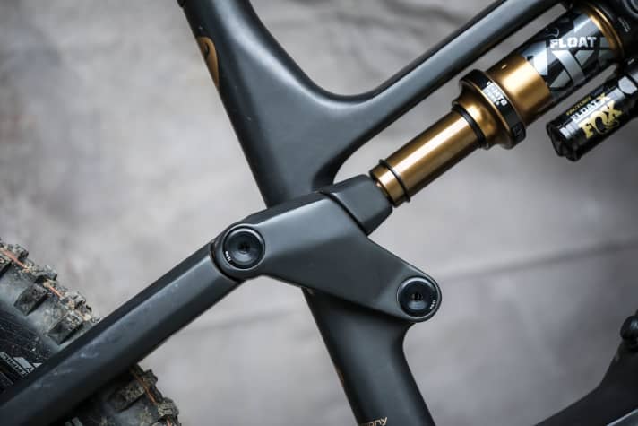 Der Rahmen ist komplett aus Carbon, das gilt auch für die Dämpferanlenkung.