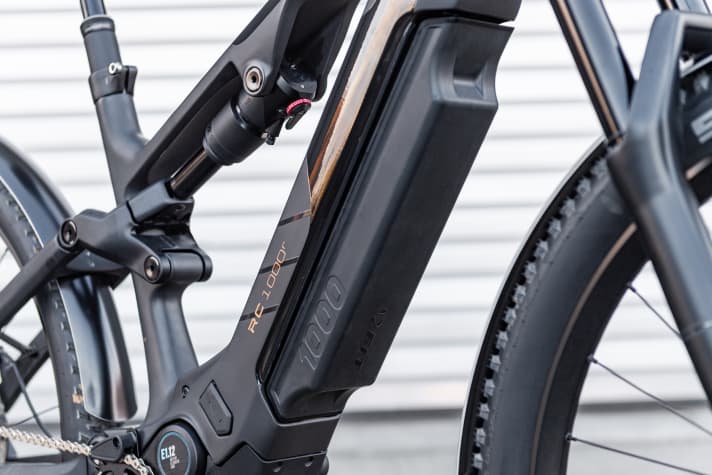The name of the 1000 series is derived from the large battery, which does not deliver a full 1000 watt hours of energy, but still a whopping 960 watt hours. The bulge in the down tube catches the eye.