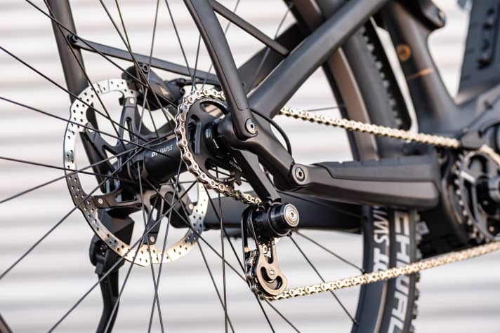 Alleinstellungsmerkmal unter den E-Mountainbikes mit Pinion-Antrieb: Rotwild setzt auf Kette, nicht auf Riemen. Schaltwerk und Kassette entfallen auch hier.