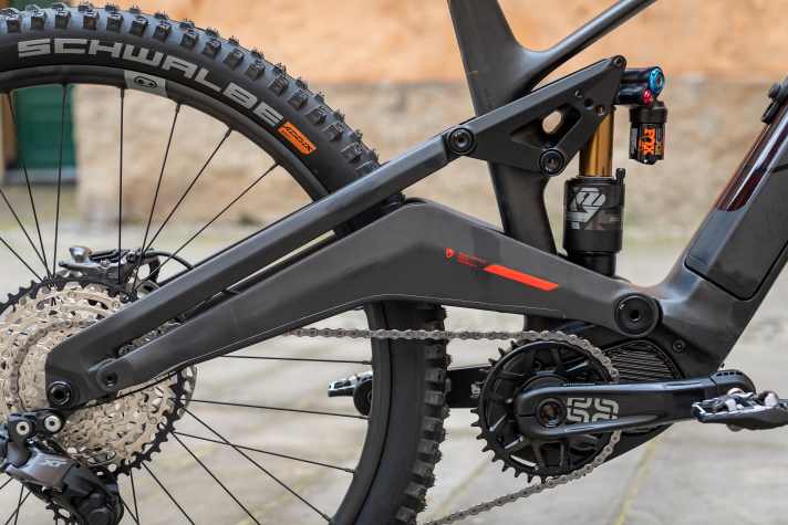 Rotwild uses a type of banana swingarm for the rear triangle. The suspension travel can be reduced from 160 (top hole) to 150 or 145 millimetres (bottom hole) via the additional holes in the rocker.