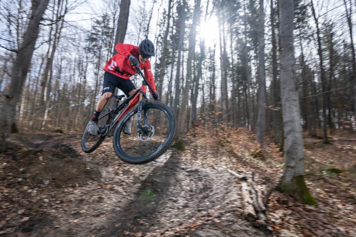 Poppy rear suspension, super agile handling: the Rotwild R.X 375 is guaranteed fun. However, wilder manoeuvres require special riding skills. In rough terrain, the lightweight is less forgiving than a "fat" E-MTB with more suspension travel.