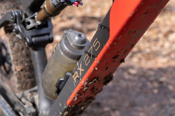 Ja, in diesem Unterrohr steckt ein Akku. Mit 250 Wattstunden hat er aber gerade mal ein Drittel der durchschnittlichen Kapazität aktueller E-MTBs. Der Antrieb steht auf dem Diätplan leichter E-MTBs ganz oben!