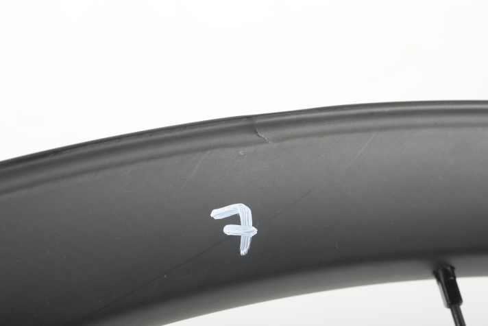 Die Roval-Felge bekommt bei Schlaghöhe 7, bei einer Energie von 21,63 Joule den ersten Riss. Damit ist sie für den Cross-Country-Einsatz gut gewappnet.