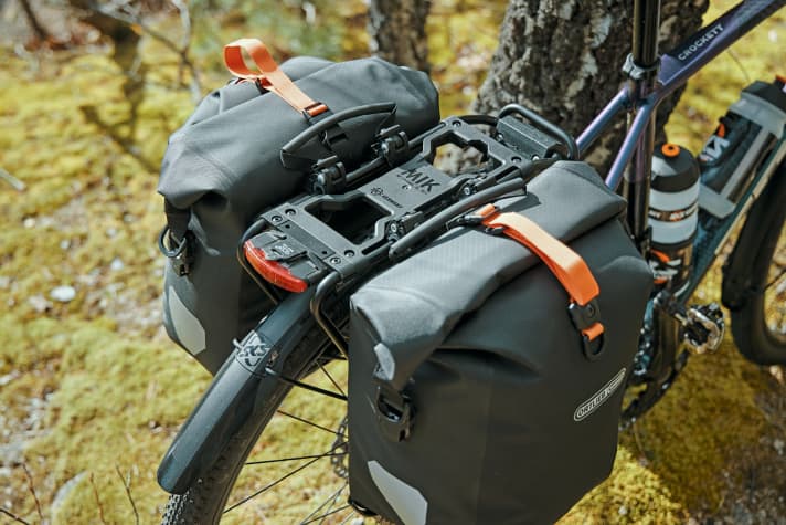 The bike carrier offers space for two bags on the side and the MIK plate for the top bag.