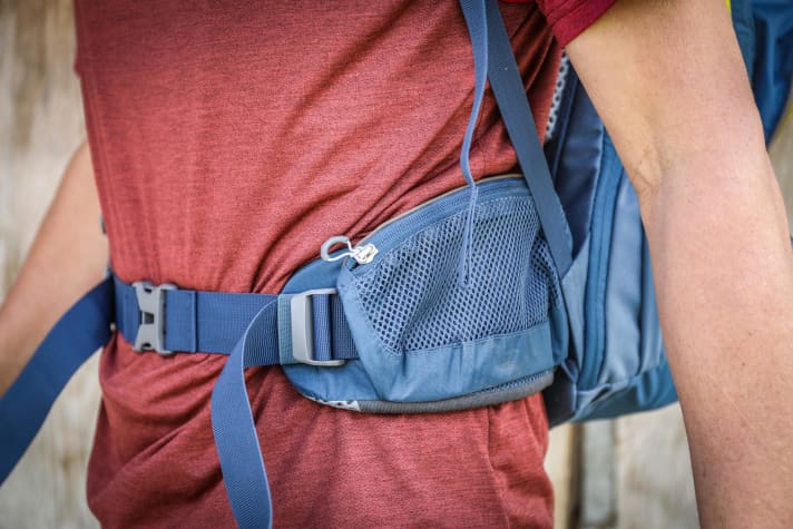 Wide-enclosing hip wings ensure a stable fit on the descent.