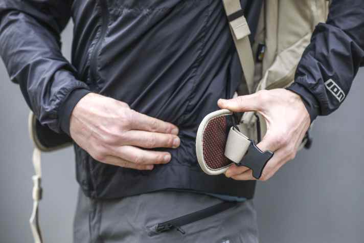 Die Hüftflossen werden mittig auf dem Beckenkamm platziert - nicht zu hoch und nicht zu tief.