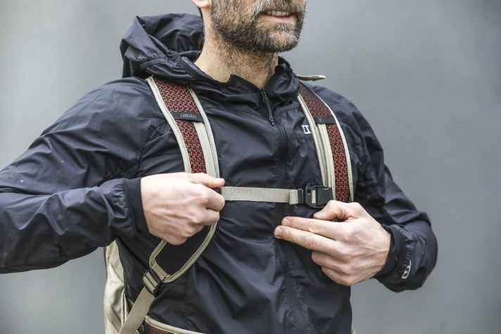 Der Brustgurt sollte nicht zu hoch sitzen, sonst schnürt er Richtung Hals zu sehr ein.