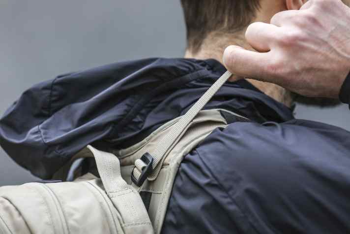 The backpack can be positioned looser or tighter on the body using the storage straps.