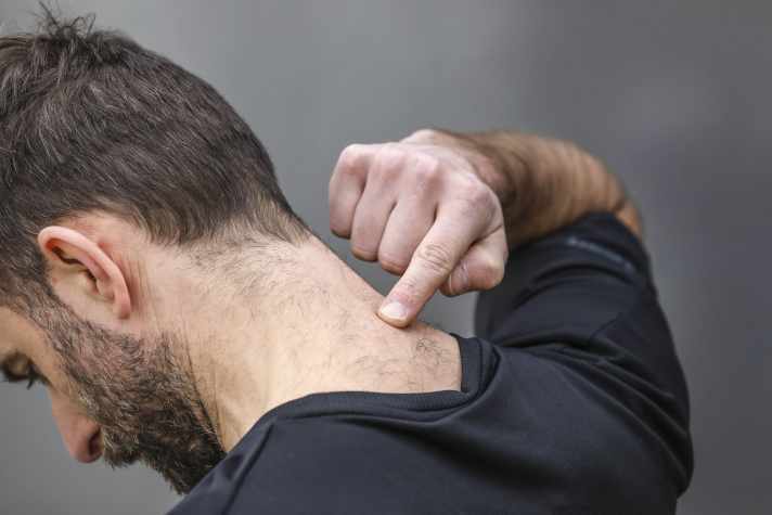 Der 7. Halswirbel lässt sich leicht mit nach vorne geneigtem Kopf ertasten.