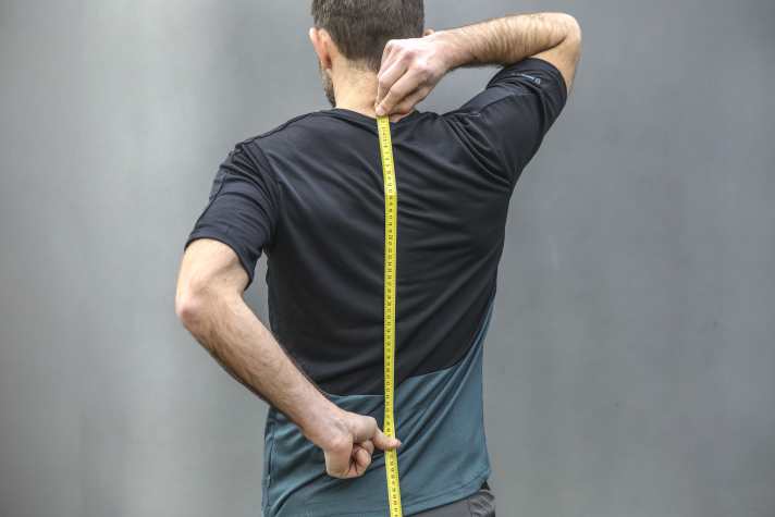 Unten das Maßband an der korrekten Position festhalten, oben loslassen und dann ablesen. Fertig.