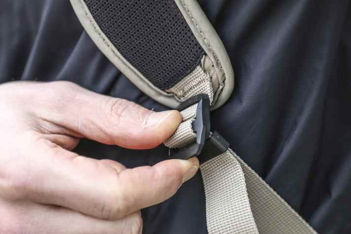 Resetting the rucksack: It is best to start the adjustment with the straps loosened.