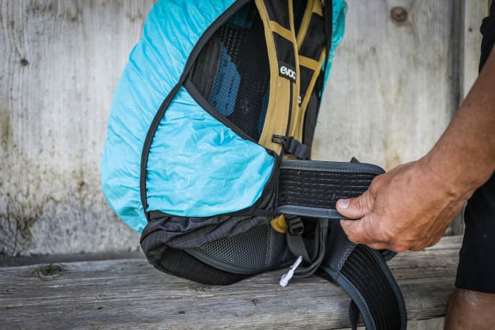 Clever solution: the rain cover also encloses the large hip pockets.