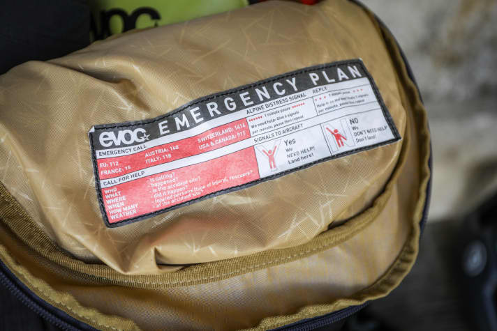A print in the main compartment shows the correct behaviour in an emergency.