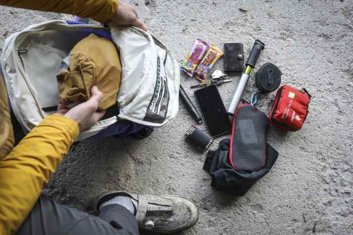 A bisserl was geht immer, doch auf Biketour sollte man lieber nur das Nötigste mitnehmen, statt den Rucksack maximal vollzustopfen.