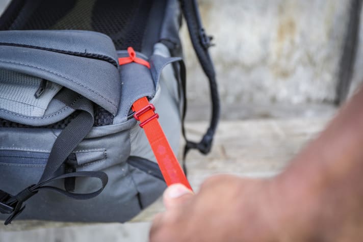 Top ventilation thanks to the stretchable mesh back and adjustable in size.