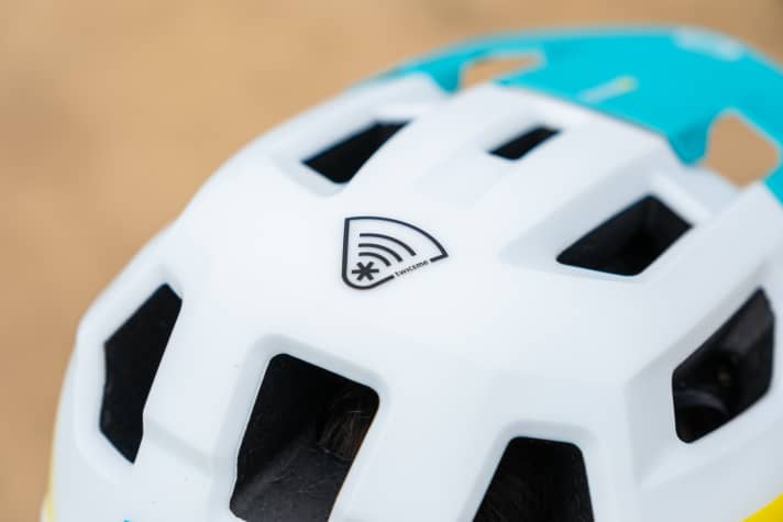 Ein NFC-Chip im Helm speichert medizinische Informationen und Notfallkontakte. Rettungskräfte können die Daten per Smartphone abrufen, indem sie das Gerät an das Twiceme-Symbol am Helm halten. Das System arbeitet offline und benötigt keine Internetverbindung.