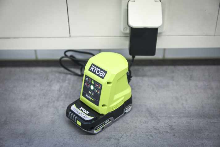 Ein hochwertiges Ladegerät und ein zweiter Akku gehören ebenfalls zur Ausstattung