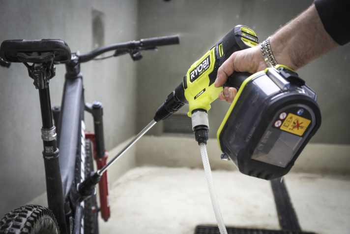 Laver son vélo à emporter : le professionnel de l'outillage Ryobi a dans son programme un nettoyeur sans fil pratique qui peut être utilisé de manière universelle.