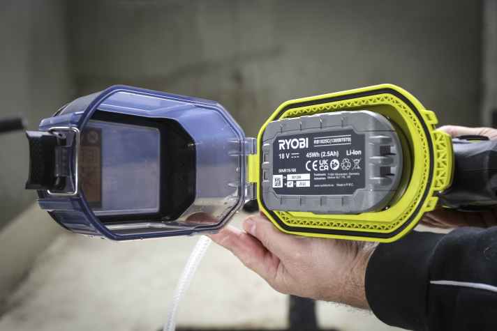 Der Akku sitzt geschützt unter einer leider etwas klobigen Kunststoffabdeckung. Wer schon über größere Akkus des Herstellers verfügt, kann diese ebenfalls verwenden