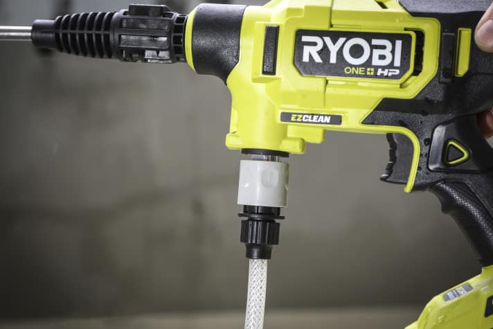 Der Wasseranschluss passt auch auf Standard-Gartenschläuche