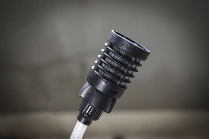 Damit man Wasser auch aus Flüssen oder Seen ziehen kann, ist ein Filter integriert