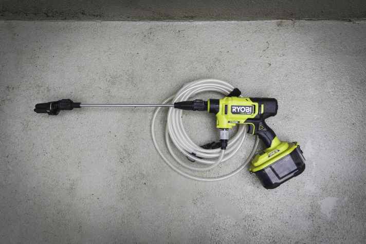 The EZClean is designed like a cordless screwdriver. The motor and battery are integrated. The set also includes a nozzle, lance and suction hose