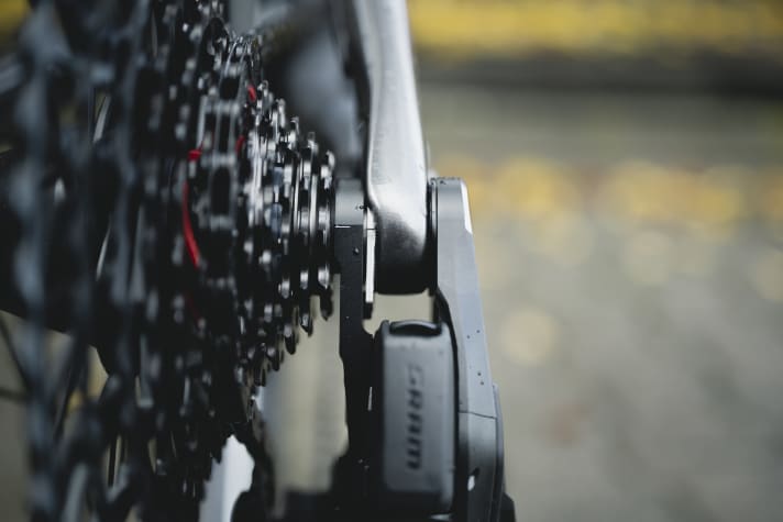Die neue Full Mount-Befestigung stützt sich beidseitig am Rahmen ab und wird von der Steckachse fixiert.
