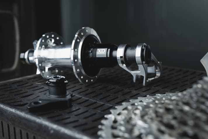 Sram UDH Schaltauge vorne und neue Sram Eagle Transmission Direct-Mount-Befestigung hinten.