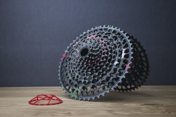 In dieser Sram-Kassette sind die Schaltgassen farblich markiert. Je nach Ritzel gibt es bestimmte Bereiche, in denen der Schaltprozess nach oben oder unten kontrolliert eingeleitet wird.