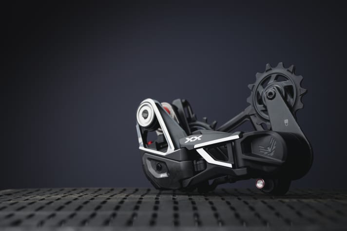 The battery and the pairing button are nicely integrated and well protected on the new Sram derailleurs.