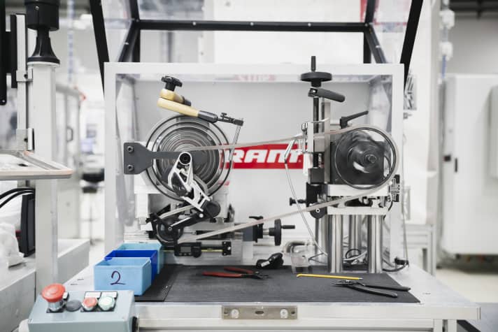 Insgesamt etwa 900 Kassetten mussten auf Sram-Prüfständen in den letzten Jahren ihre Robustheit beweisen.