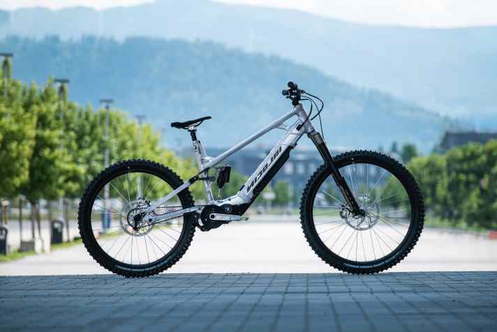 Durch den automatischen Ausgleich der Luftkammern sollen beim Setup des neuen Intend Hover Monocoque weniger Fehler möglich sein, sodass man sich mehr am Trail und an der rattenscharfen Optik freuen kann.