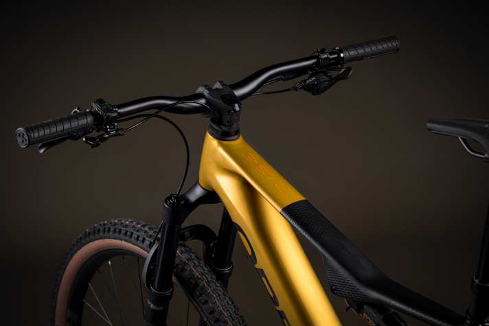 The cockpit of the Orbea Rise is clean, with a chic polished aluminium frame to match.