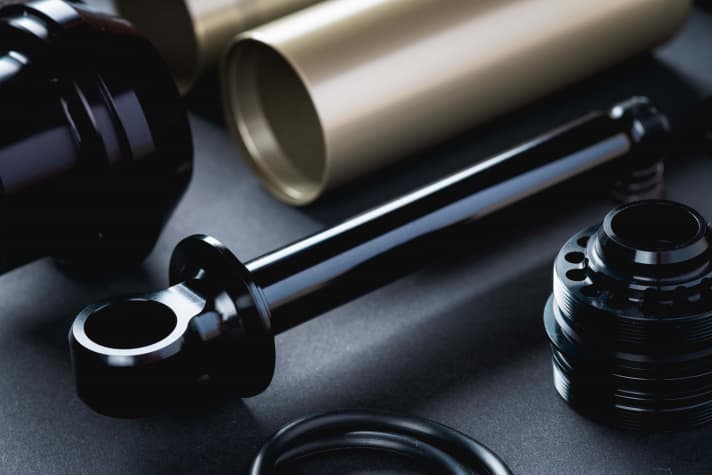 The new piston rod of the Intend Hover Opt. damper consists of just one part and comes from the Far East.