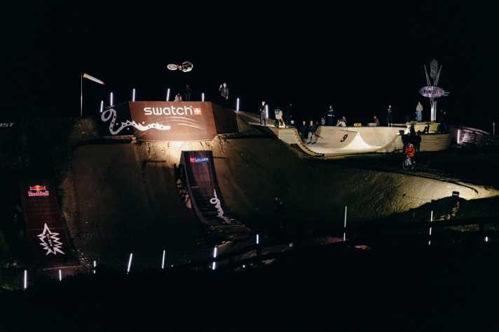 Floodlit slopestyle: "Everything is a bit more dangerous at the night shoot," says Erik.