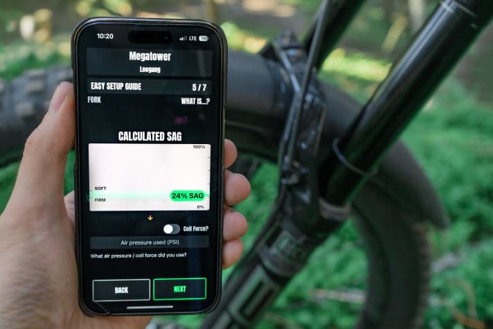 Mithilfe des SAG-Tools wird der Negativ-Federweg eingestellt. Den prozentualen SAG errechnet die App aber ganz klassisch aus dem selbst gemessenen Negativ-Federweg.